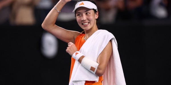爱游戏体育官方入口-又美又能打！王欣瑜2-0复仇+首进澳网16强：中国莎娃挥手微笑真甜